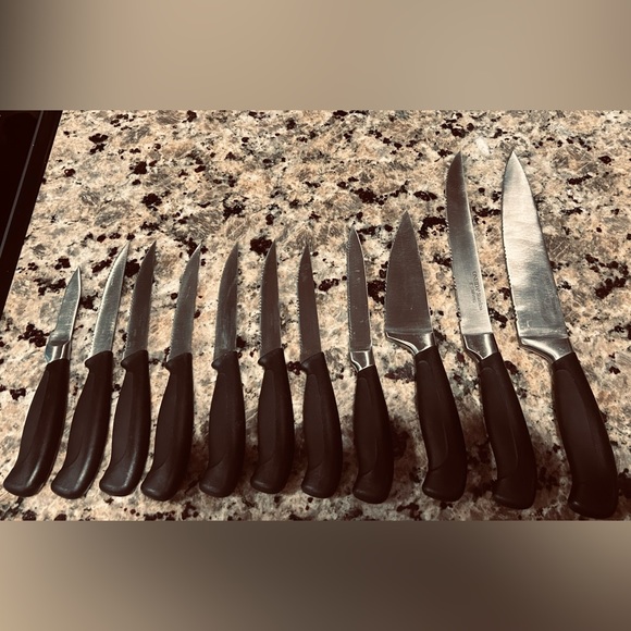 Oneida Knives 11 Set with Wooden Block Storage - Picture 2 of 4